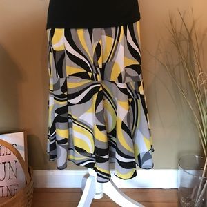 Size 2x yellow, white, black gorgeous skirt!